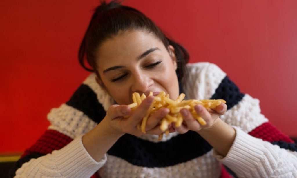 6 Cara Mengatasi Makan Berlebihan Saat Emosi Sedang Meluap 