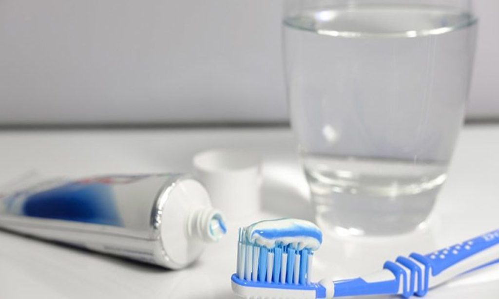 7 Cara Alami Untuk Menghilangkan Plak dan Karang Gigi 