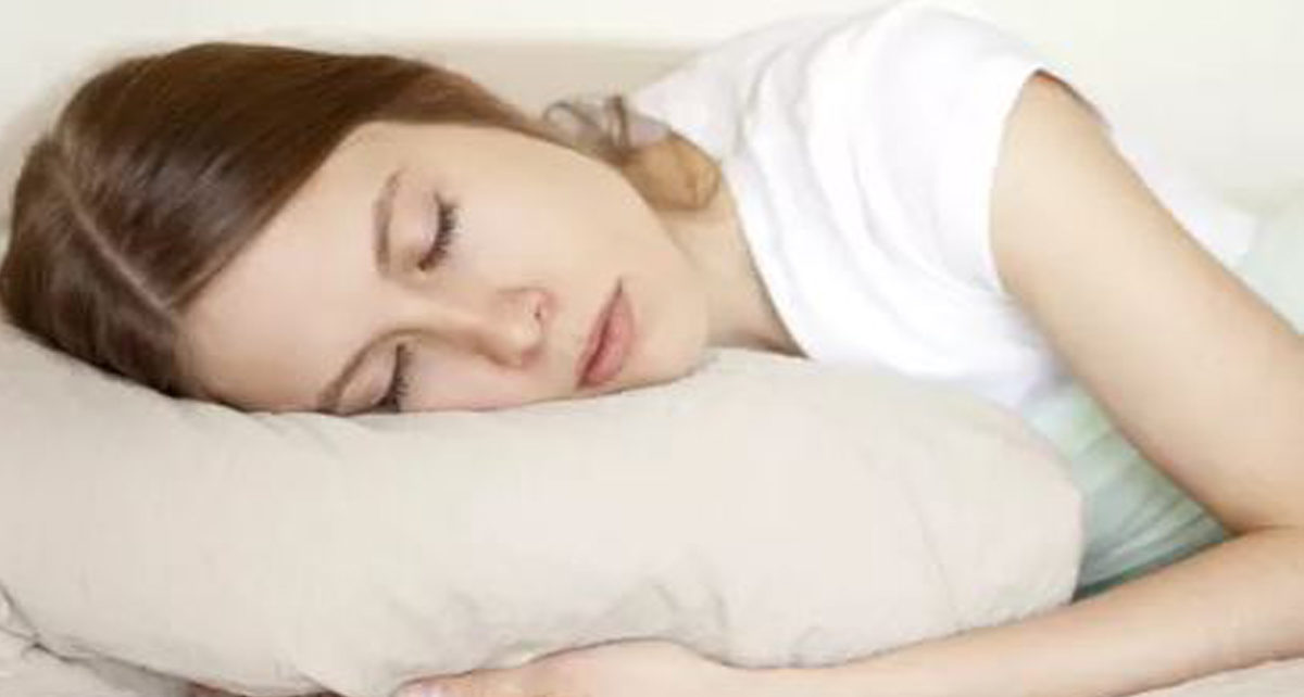 Manfaat Tidur Memeluk Guling