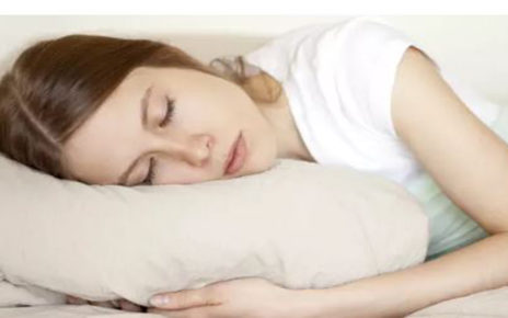 Manfaat Tidur Memeluk Guling