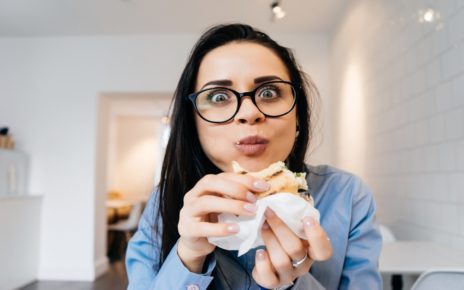 6 Cara Mengatasi Makan Berlebihan Saat Emosi Sedang Meluap
