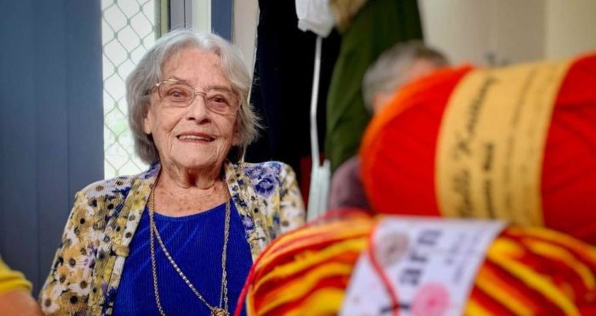 Nenek 92 Tahun Asal Australia Ini Jahit 20.000 Baju untuk Anak India