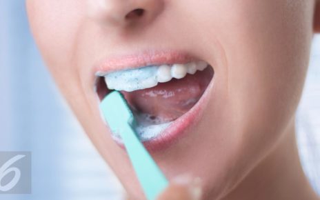 Singkirkan Plak Gigi dengan 6 Cara Alami Tidak Susah dan Praktis