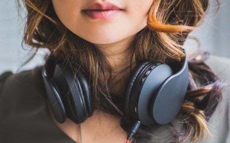 Bisa Merasa Lebih Baik 5 Manfaat Mendengar Lagu Galau Saat Sedih
